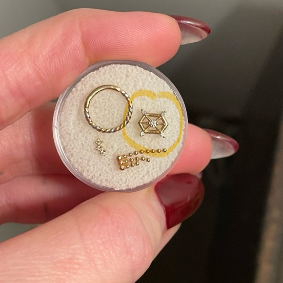 SO GOLD X HIDDENSPACE
Line Hexagon with Diamond Threadless End - Picture 2 of 4